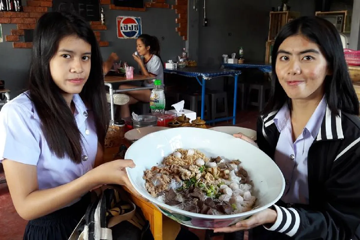 แม่ค้าไอเดียเจ๋งขายเตี๋ยวเรือชามยักษ์