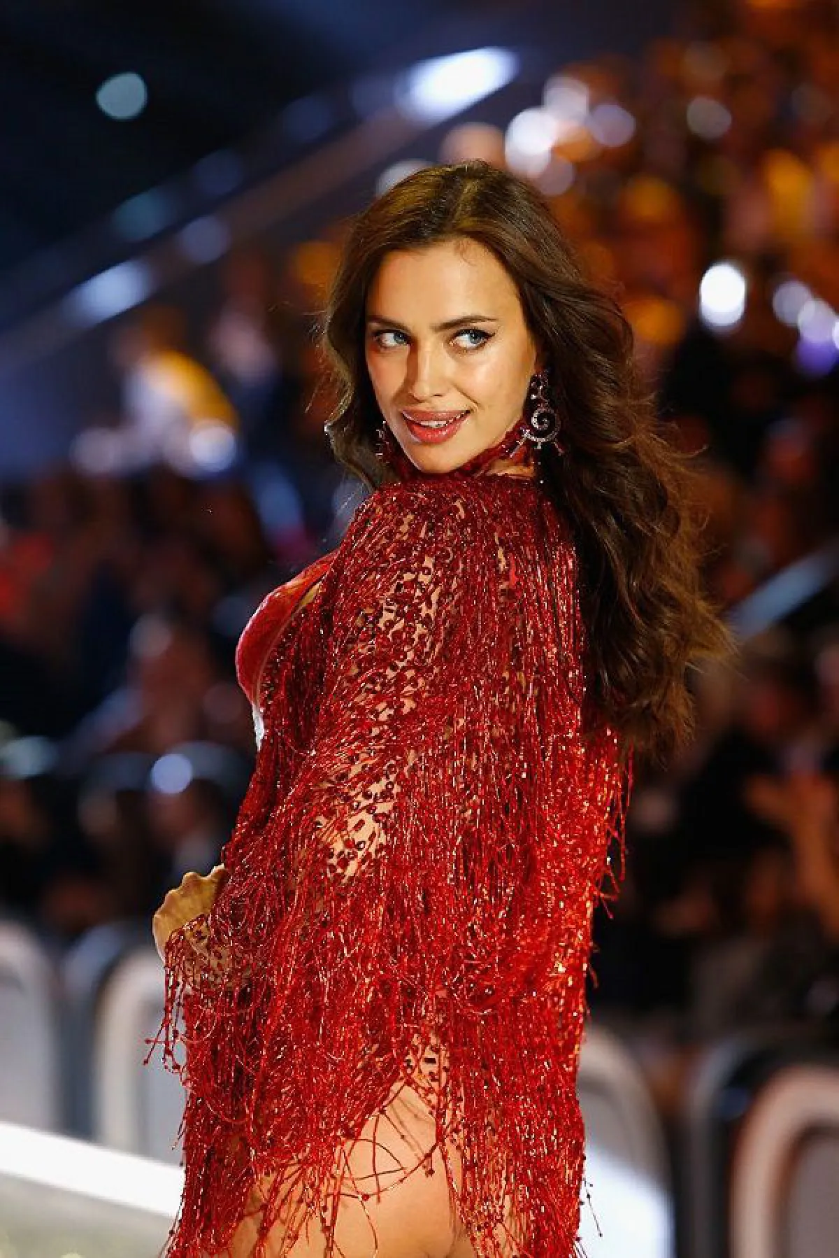 ว่าที่คุณแม่สุดสตรอง ไอริน่า ชาอิค อุ้มท้องขึ้นรันเวย์ Victoria's Secret