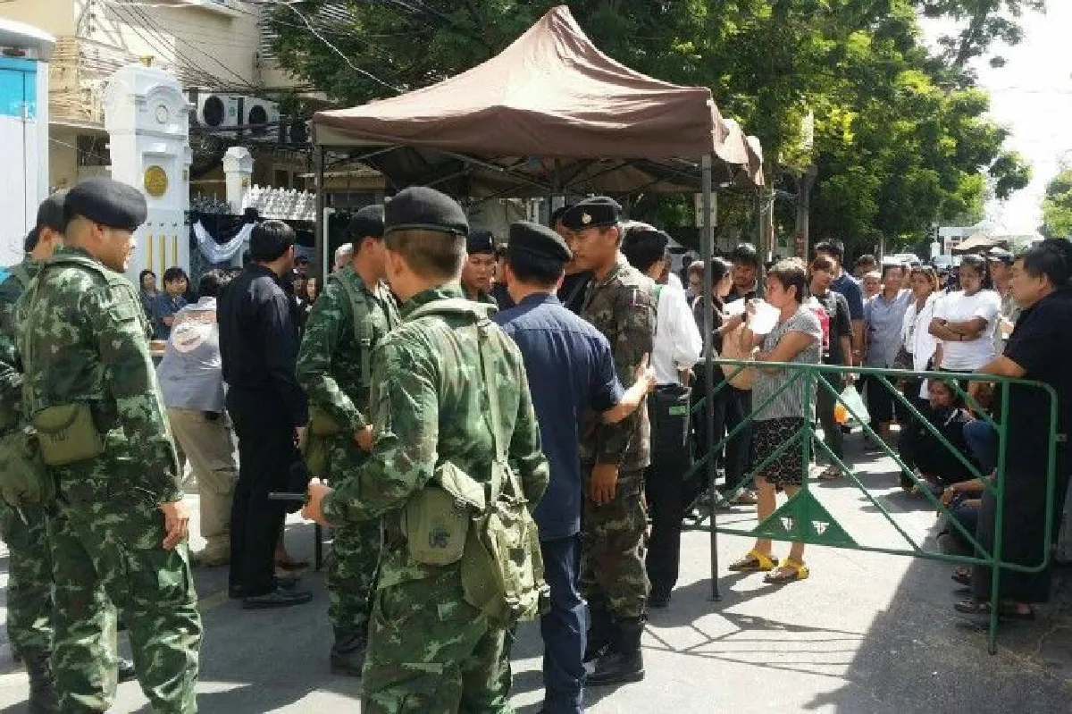 ตลาดคลองผดุงฯคึกคัก! คนต่อคิวแลกเหรียญกษาปณ์ที่ระลึกแน่น