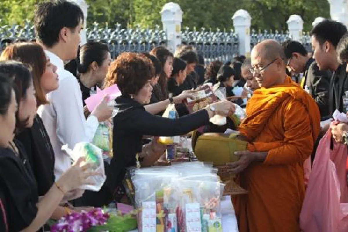 นายกฯนำครม.ตักบาตรบำเพ็ญพระราชกุศลปัญญาสมวาร