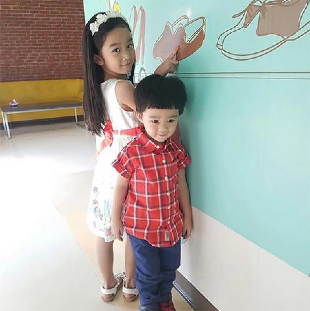 10 ภาพ น้องณดา-ณดล ลูกแม่กบ สุวนันท์ ยิ่งโตยิ่งน่ารักหนักมาก