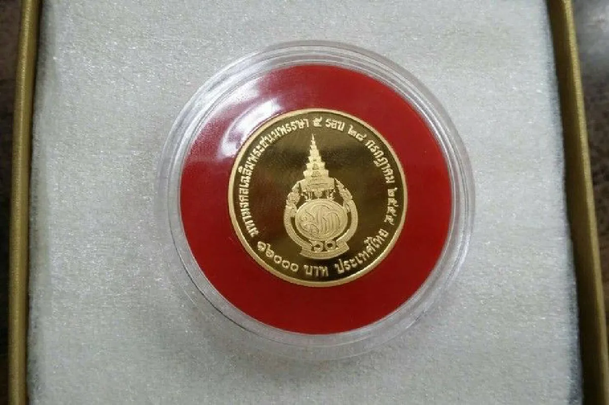 ตลาดคลองผดุงฯคึกคัก! คนต่อคิวแลกเหรียญกษาปณ์ที่ระลึกแน่น
