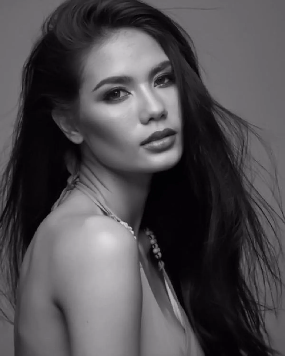 ภาพล่าสุด น้ำตาล ชลิตา อวดเสน่ห์สวยคมก่อนสู้ศึกมิสยูนิเวิร์ส