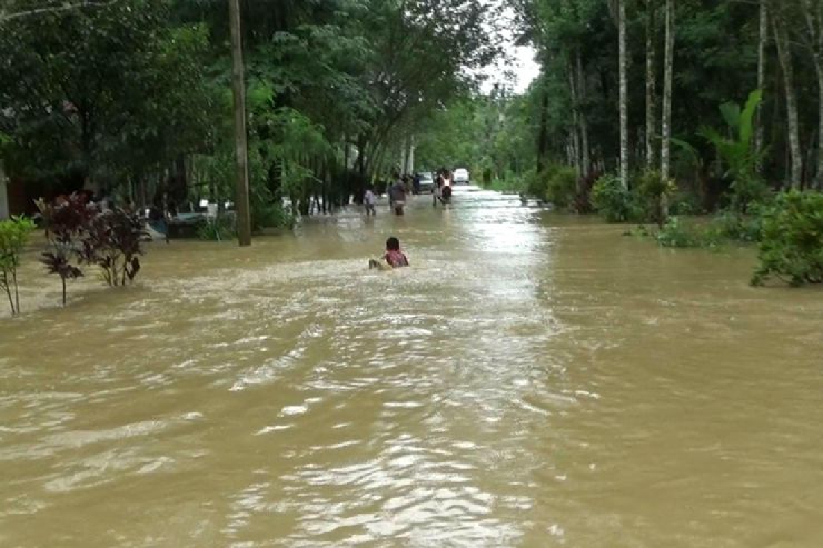 ฝนถล่มตรังอ.รัษฎาอ่วมท่วม100หลังคาเรือน ฝนถล่มตรังอ.รัษฎาอ่วมท่วม100หลังคาเรือน