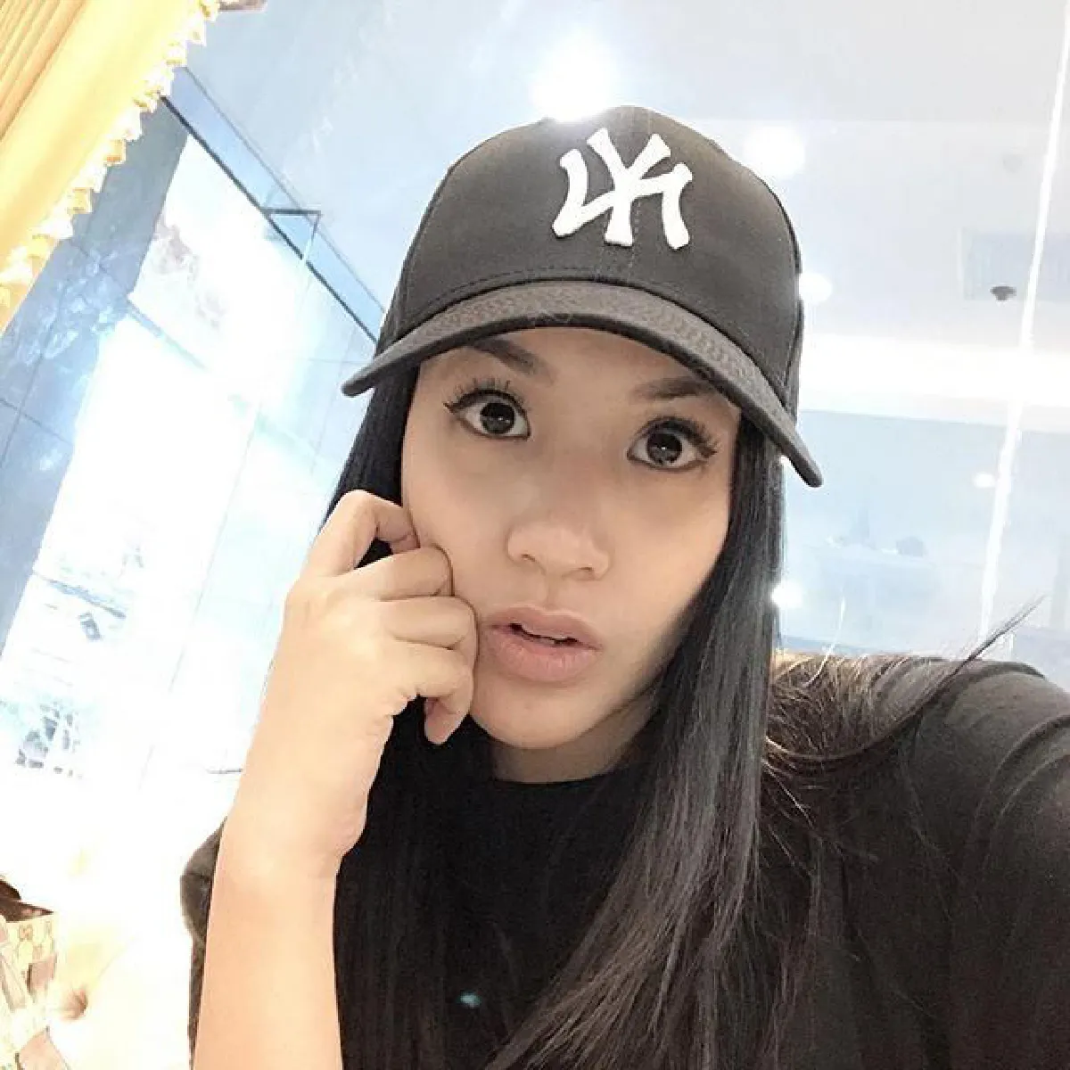 ไม่รู้กาลเทศะ? ใบเตย อาร์สยาม โดนจวกหลังอัดคลิปในโรงหนัง