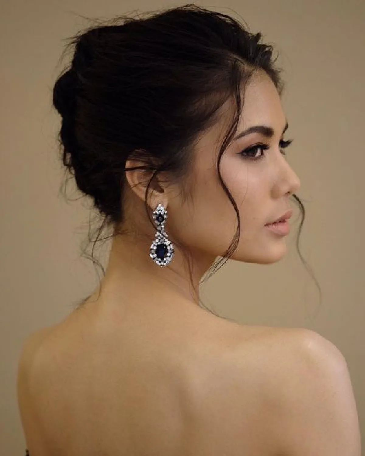 ภาพล่าสุด น้ำตาล ชลิตา อวดเสน่ห์สวยคมก่อนสู้ศึกมิสยูนิเวิร์ส