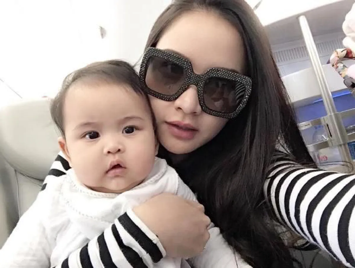 กระแต ศุภักษร ควงสามี-ลูกสาว ดินเนอร์วันเกิด 33 ปีที่สวิตฯ