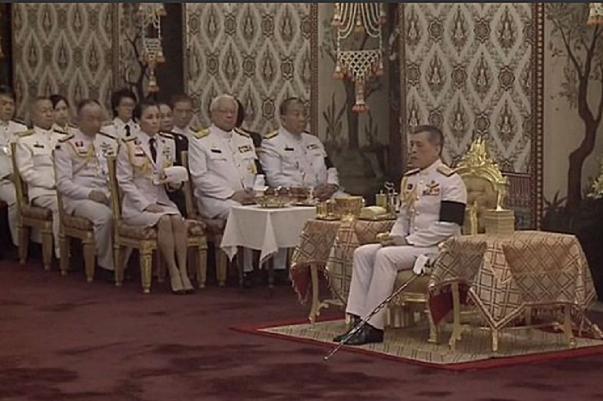 สมเด็จพระเจ้าอยู่หัวทรงบำเพ็ญพระราชกุศลพระบรมศพร.9 สมเด็จพระเจ้าอยู่หัวทรงบำเพ็ญพระราชกุศลพระบรมศพร.9
