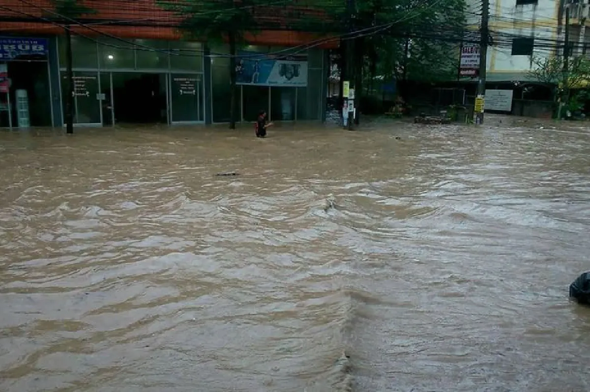 ฝนตกหนักเกาะสมุยอ่วมน้ำท่วมสูงกว่า40ซม.