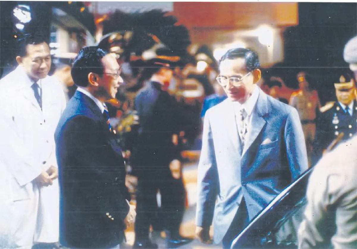 พระมหากษัตริย์ ของปวงชนชาวไทย จากหัวใจอดีตแพทย์ประจำพระองค์