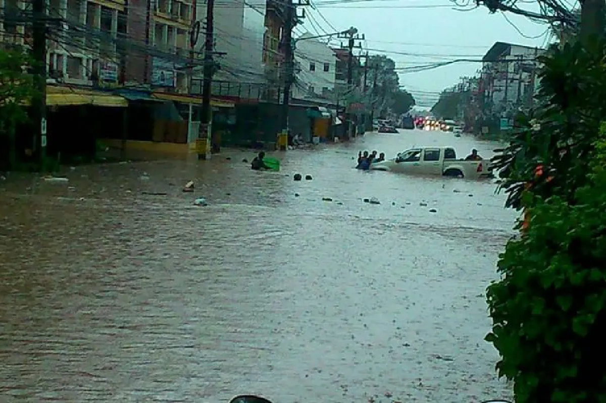 ฝนตกหนักเกาะสมุยอ่วมน้ำท่วมสูงกว่า40ซม.