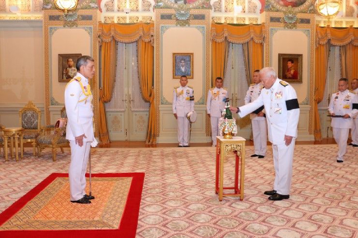 สมเด็จพระเจ้าอยู่หัวโปรดเกล้าฯให้พล.อ.เปรมเฝ้าฯถวายสัตย์ สมเด็จพระเจ้าอยู่หัวโปรดเกล้าฯให้พล.อ.เปรมเฝ้าฯถวายสัตย์