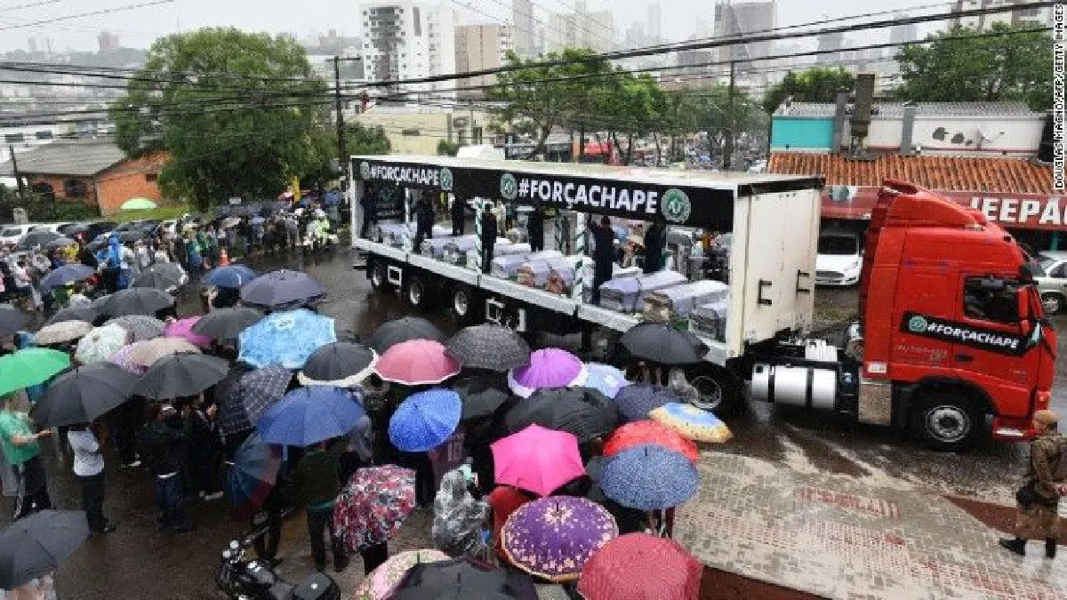 ชาวเมืองชาเปโคไว้อาลัยขบวนศพทีมนักเตะ บรรยากาศสุดเศร้า