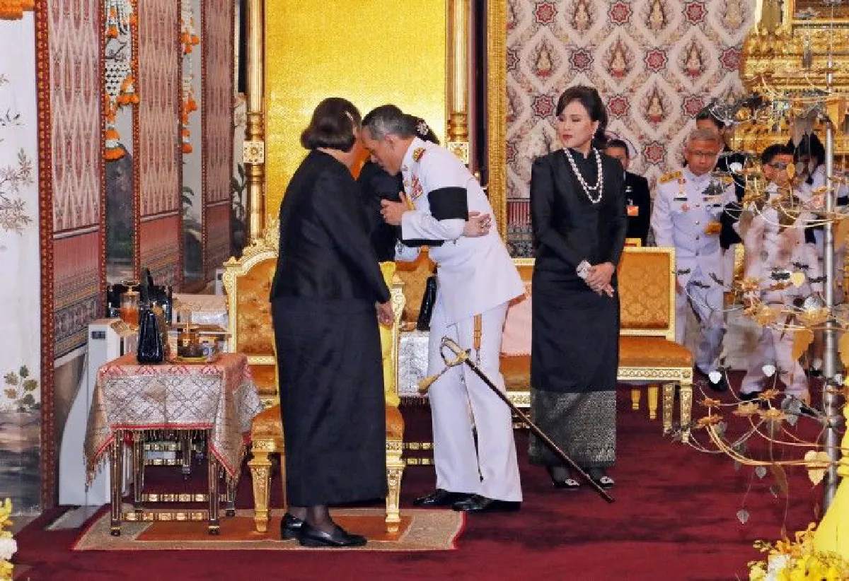 สมเด็จพระเจ้าอยู่หัวทรงฉายพระรูปกับสมเด็จพระเทพฯ-เจ้าฟ้าหญิงฯ-ทูลกระหม่อมหญิงฯ