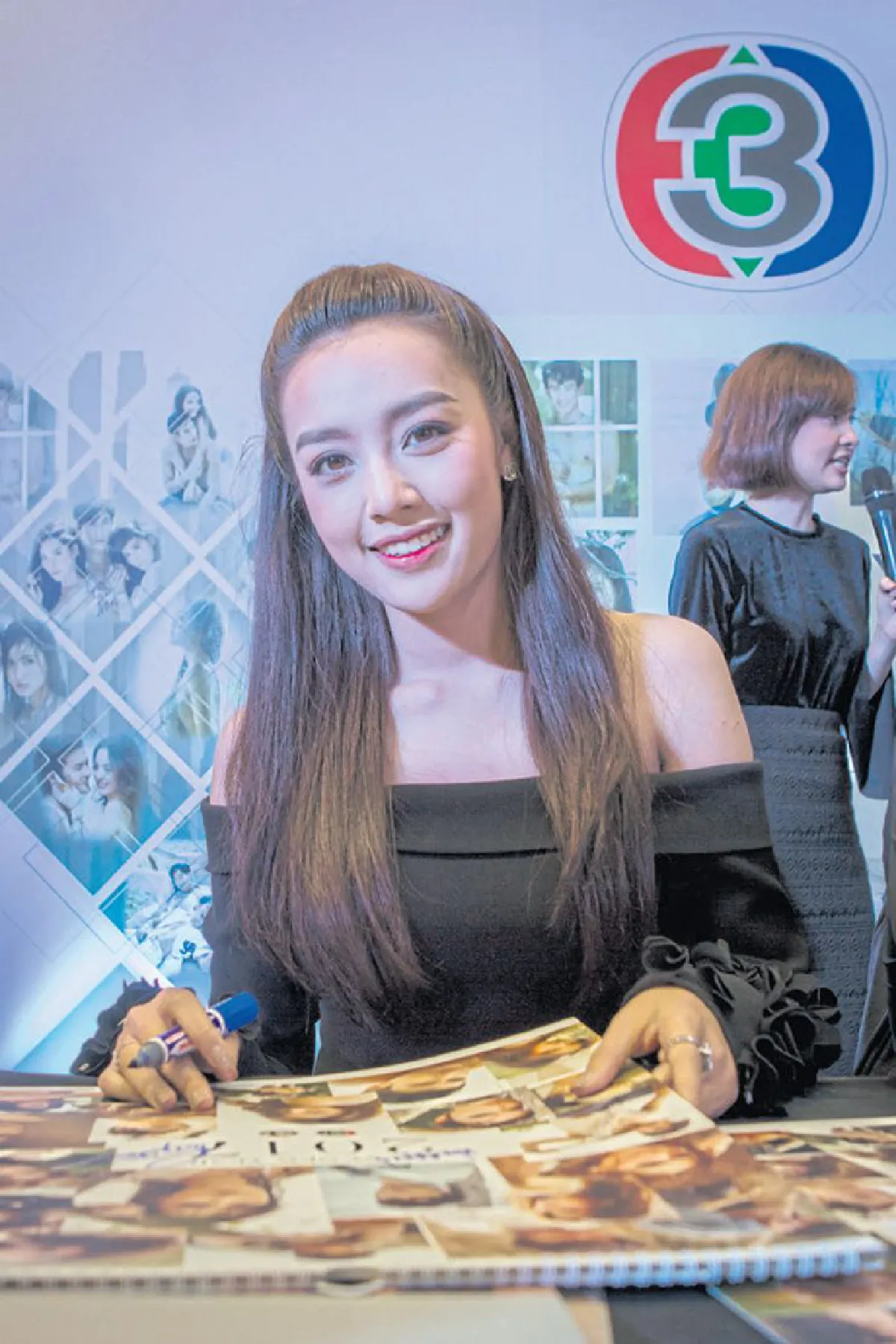 พระ-นางช่อง 3 แจกลายเซ็นปฏิทินดารา ปี 2560