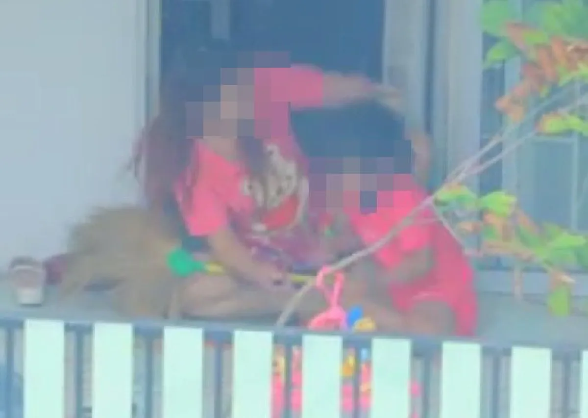 สะเทือนใจ! สาวทารุณกรรมเด็ก ถือมีดขู่ ตบตีใช้ไม้กวาดฟาด