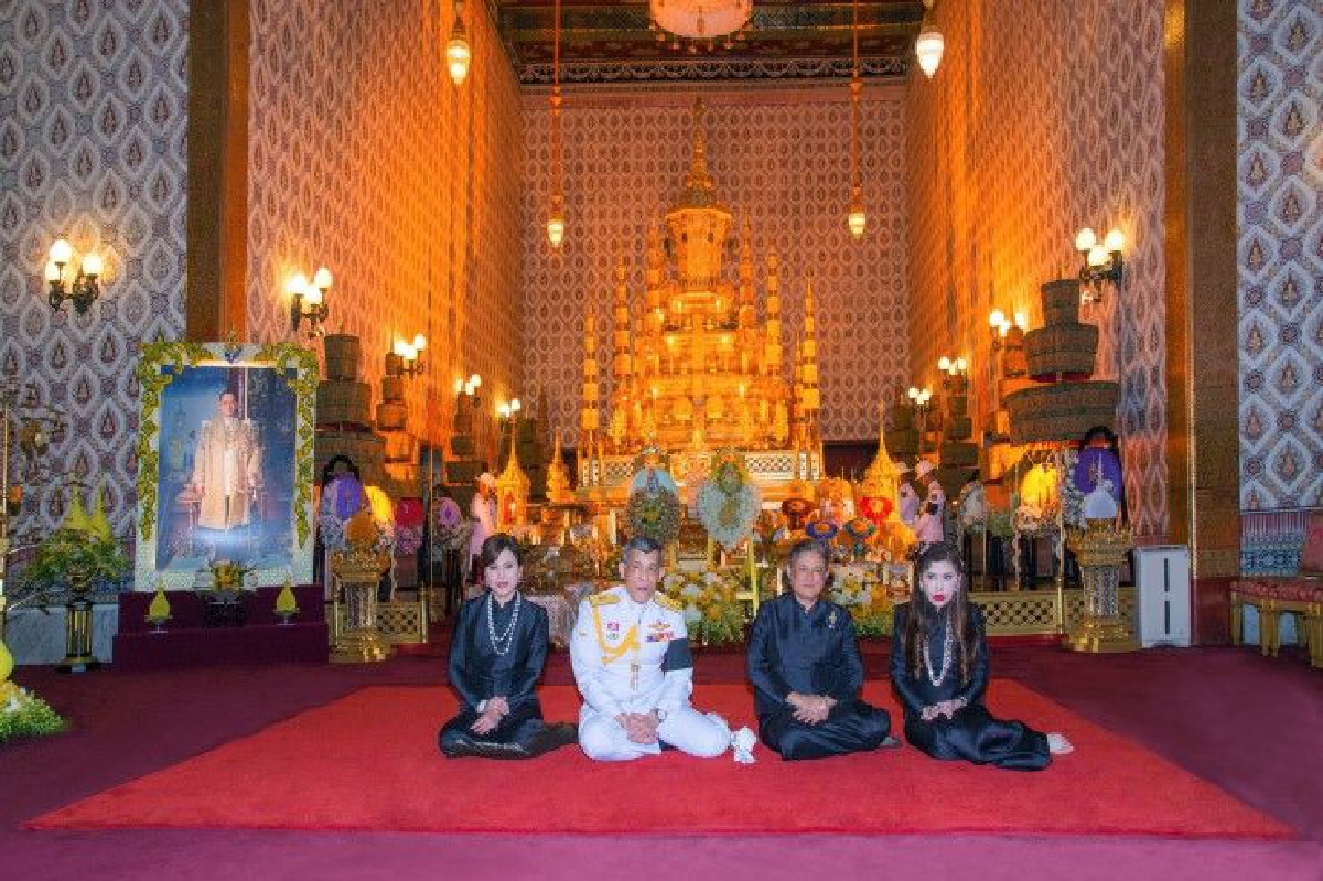 สมเด็จพระเจ้าอยู่หัวทรงฉายพระรูปกับสมเด็จพระเทพฯ-เจ้าฟ้าหญิงฯ-ทูลกระหม่อมหญิงฯ สมเด็จพระเจ้าอยู่หัวทรงฉายพระรูปกับสมเด็จพระเทพฯ-เจ้าฟ้าหญิงฯ-ทูลกระหม่อมหญิงฯ