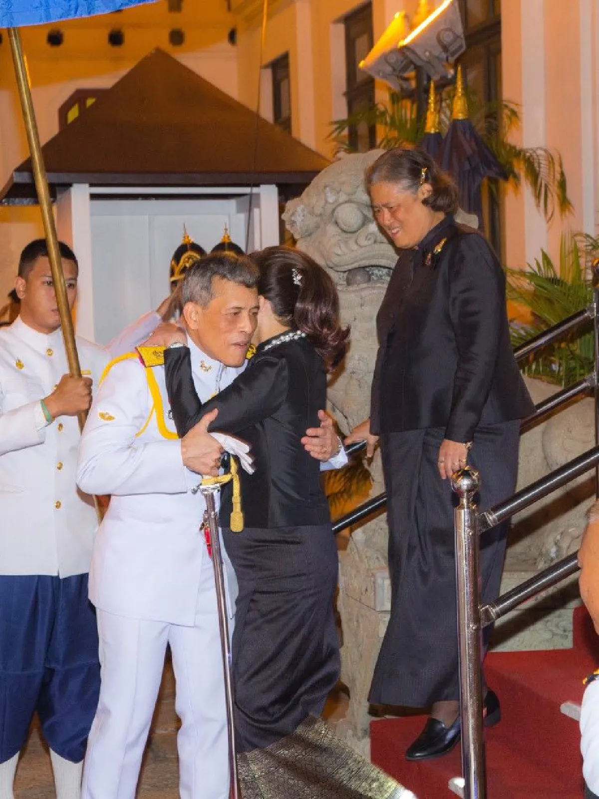 สมเด็จพระเจ้าอยู่หัวทรงฉายพระรูปกับสมเด็จพระเทพฯ-เจ้าฟ้าหญิงฯ-ทูลกระหม่อมหญิงฯ