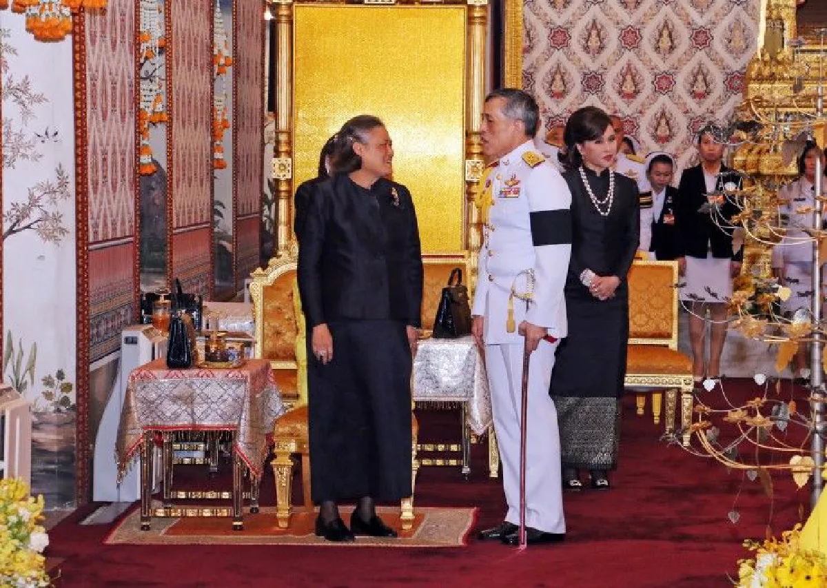 สมเด็จพระเจ้าอยู่หัวทรงฉายพระรูปกับสมเด็จพระเทพฯ-เจ้าฟ้าหญิงฯ-ทูลกระหม่อมหญิงฯ