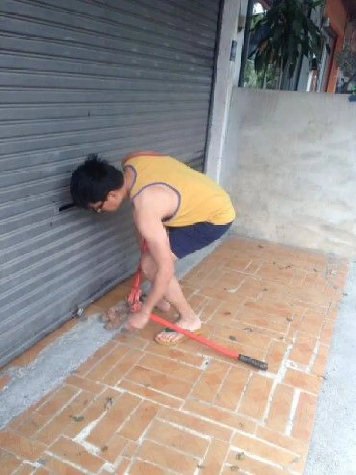 หนุ่มตัดสินใจงัดประตูเพื่อนบ้านช่วยเหลือหญิงชราล้มบาดเจ็บ