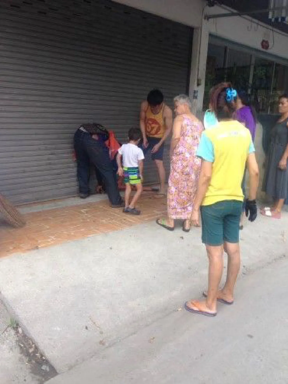 หนุ่มตัดสินใจงัดประตูเพื่อนบ้านช่วยเหลือหญิงชราล้มบาดเจ็บ