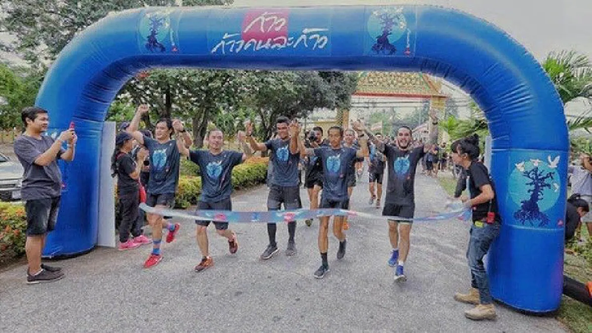 เศรษฐีชูเกียรติ จ่ายสด 1 ล้าน ประมูลเสื้อ "ตูน-แอ๊ด สวมวิ่ง