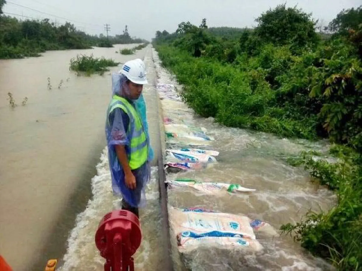 Southern floods continue, King gives aid (Updated)