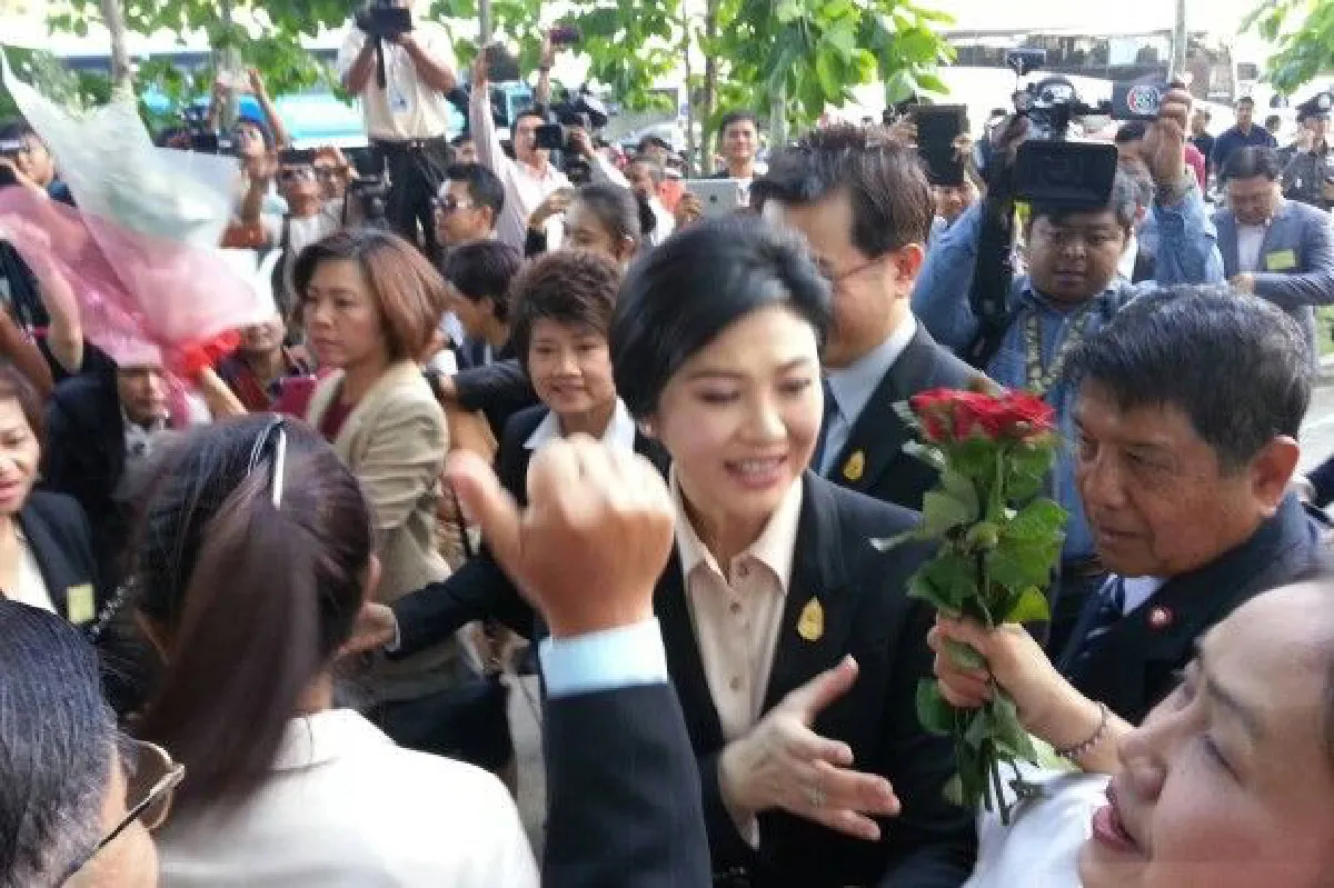 "ยิ่งลักษณ์"ควงสามีมาศาลรับฟังคดีทุจริตจำนำข้าวนัดแรก