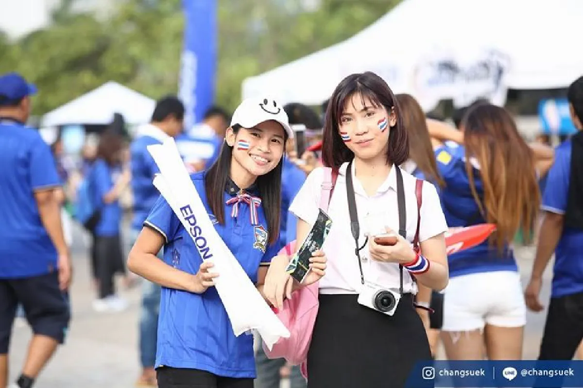 กองเชียร์คึกคักรอ "ช้างศึก" ลงสนาม