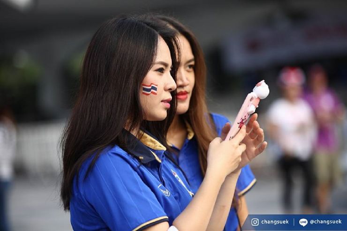กองเชียร์คึกคักรอ "ช้างศึก" ลงสนาม กองเชียร์คึกคักรอ "ช้างศึก" ลงสนาม