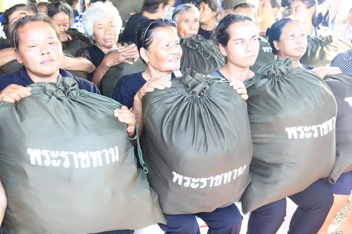 พระราชทานถุงช่วยผู้ประสบภัยน้ำท่วม