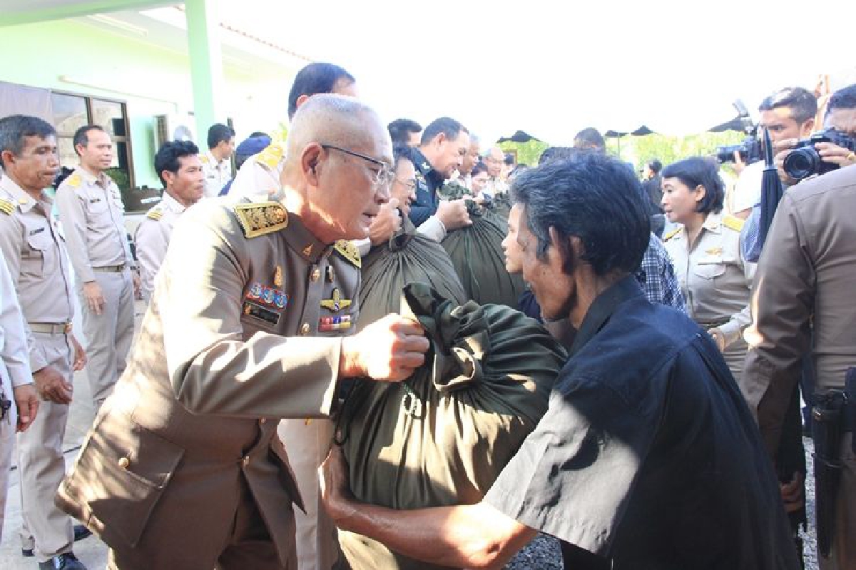 พระราชทานถุงช่วยผู้ประสบภัยน้ำท่วม พระราชทานถุงช่วยผู้ประสบภัยน้ำท่วม