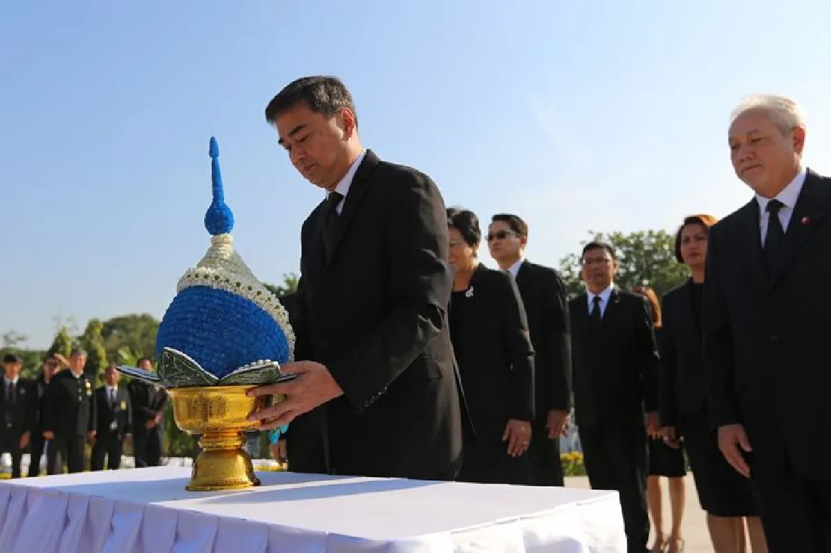 นายกฯนำคณะรัฐมนตรีถวายพานพุ่มวันรัฐธรรมนูญ