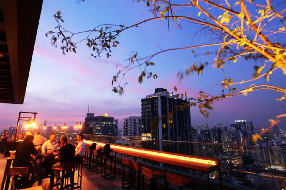 บรูว์สกี้ นั่งชิลชมวิวบนรูฟท็อปบาร์