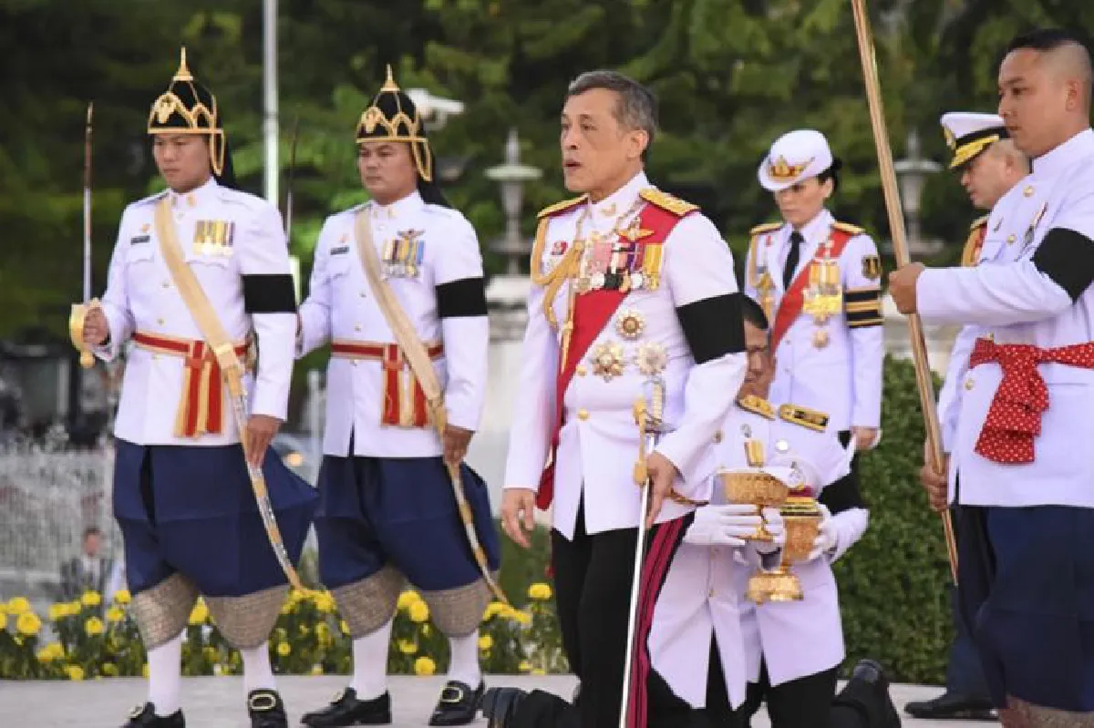 พระเจ้าอยู่หัวเสด็จวางพานพุ่มร.7ฉลองวันรัฐธรรมนูญ