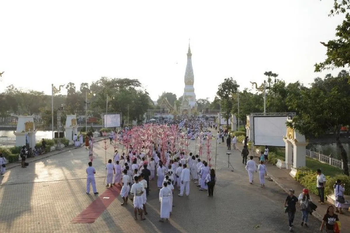 อลังการ!นครพนมสวดมนต์ข้ามคืนถวายในหลวง ร.9