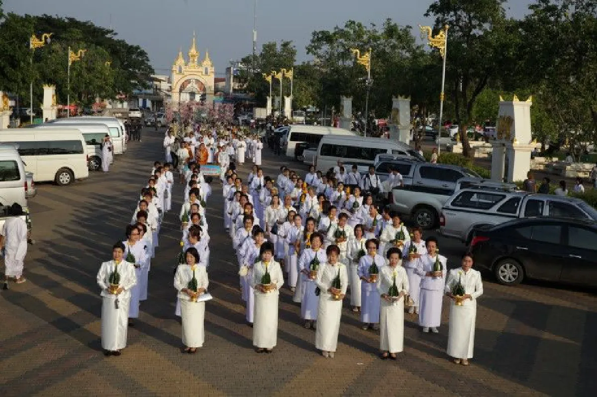 อลังการ!นครพนมสวดมนต์ข้ามคืนถวายในหลวง ร.9