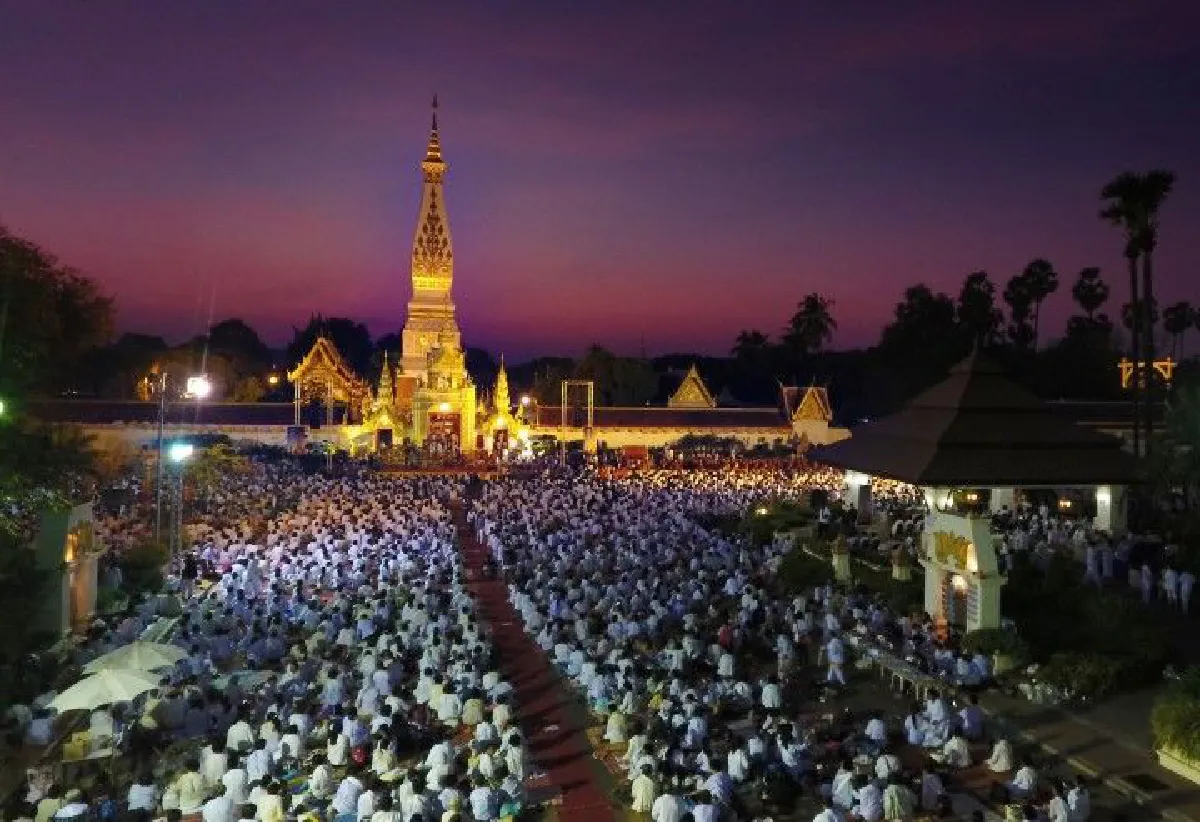 อลังการ!นครพนมสวดมนต์ข้ามคืนถวายในหลวง ร.9