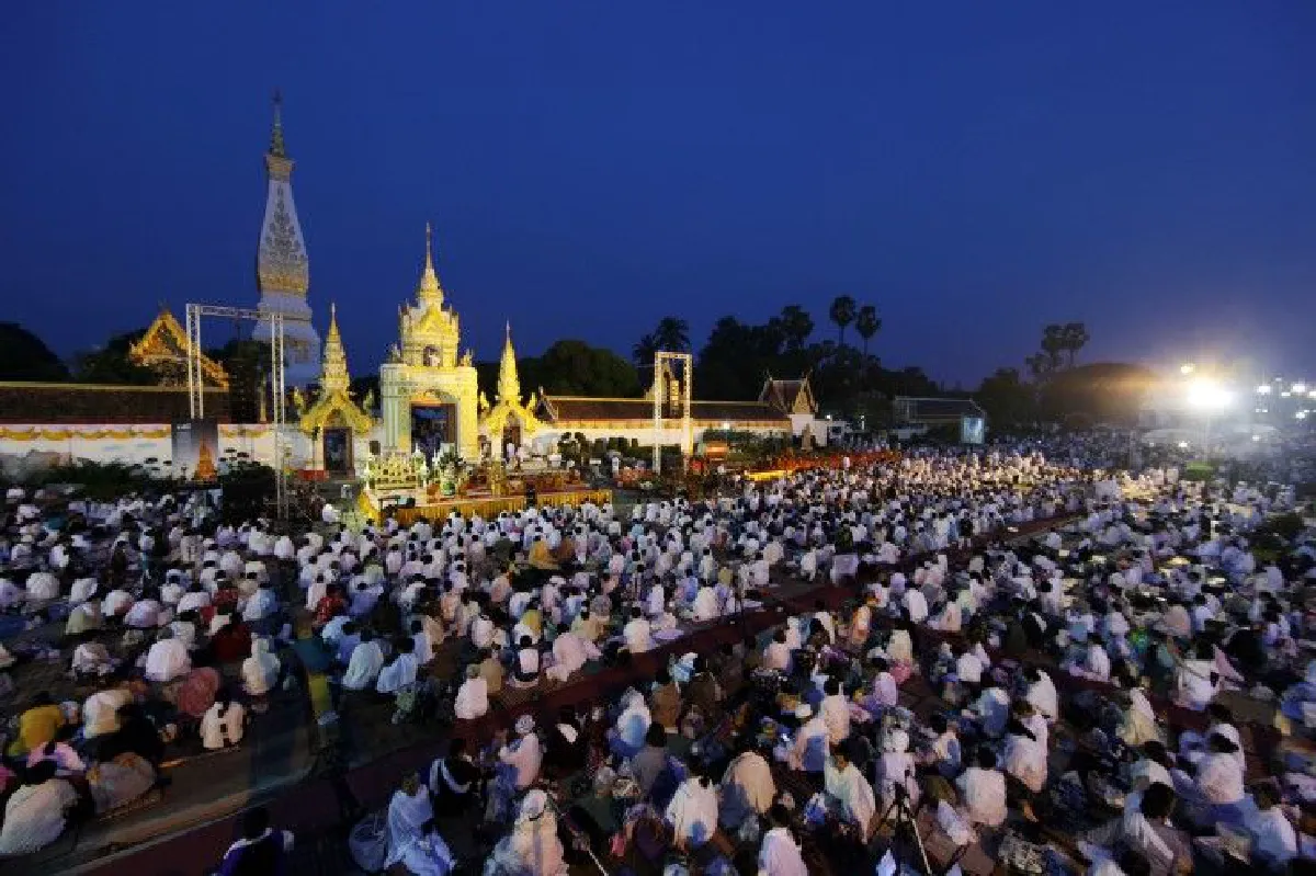 อลังการ!นครพนมสวดมนต์ข้ามคืนถวายในหลวง ร.9