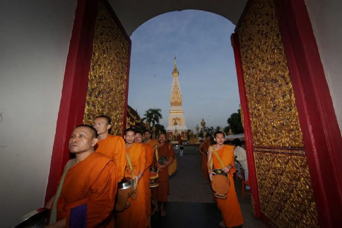 อลังการ!นครพนมสวดมนต์ข้ามคืนถวายในหลวง ร.9