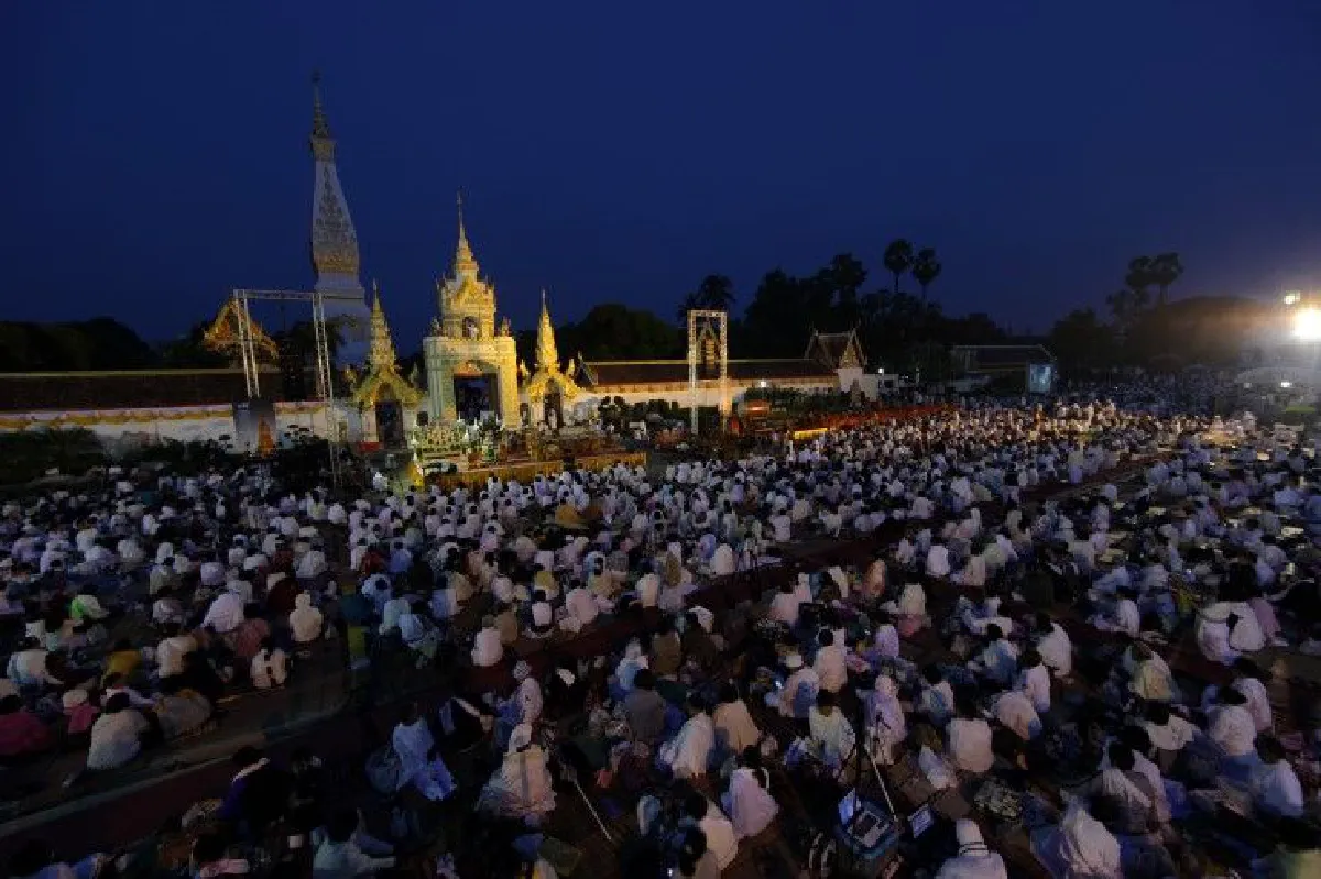 อลังการ!นครพนมสวดมนต์ข้ามคืนถวายในหลวง ร.9