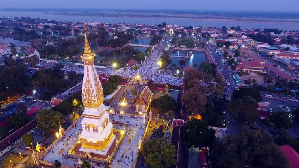 อลังการ!นครพนมสวดมนต์ข้ามคืนถวายในหลวง ร.9
