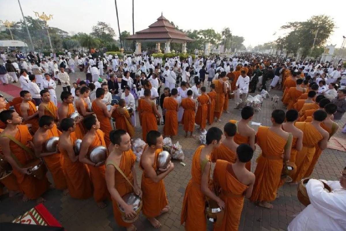 อลังการ!นครพนมสวดมนต์ข้ามคืนถวายในหลวง ร.9