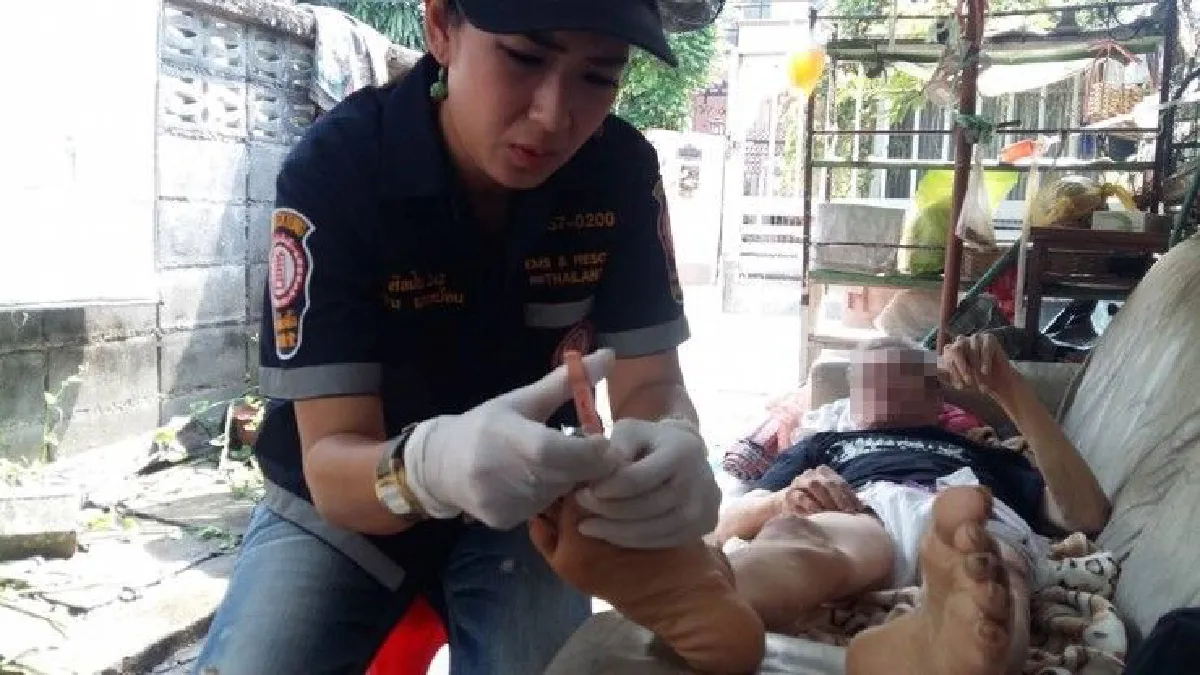 สุดเวทนา!ลุงป่วยอัมพฤกษ์นอนติดพื้นนานนับปีไร้คนเหลียวแล