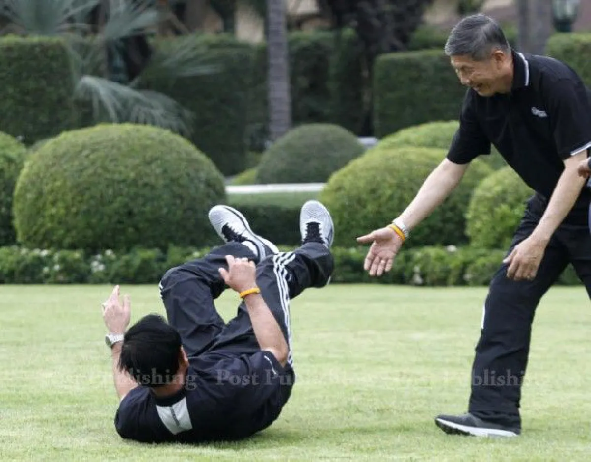 บิ๊กตู่ทุ่มเท!ร่วมเตะบอลหน้าทำเนียบฯ เจอเพื่อนสกัดล้ม