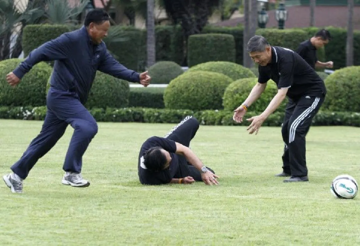 บิ๊กตู่ทุ่มเท!ร่วมเตะบอลหน้าทำเนียบฯ เจอเพื่อนสกัดล้ม