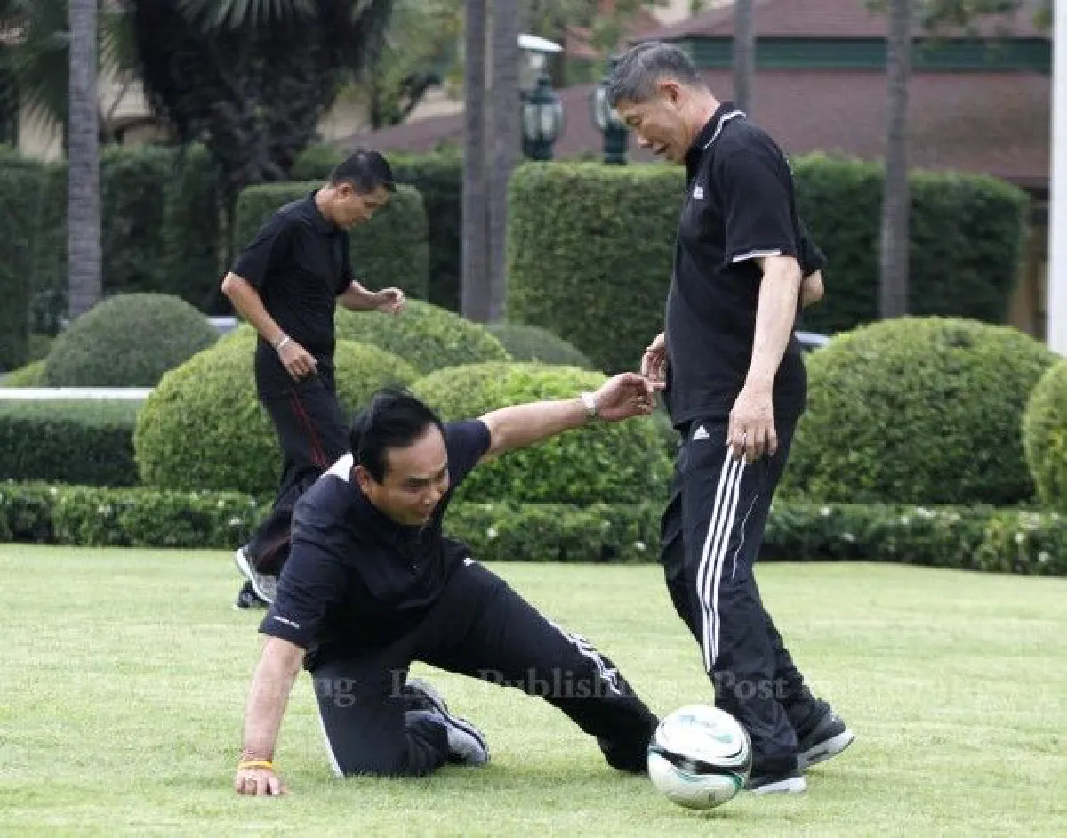 บิ๊กตู่ทุ่มเท!ร่วมเตะบอลหน้าทำเนียบฯ เจอเพื่อนสกัดล้ม