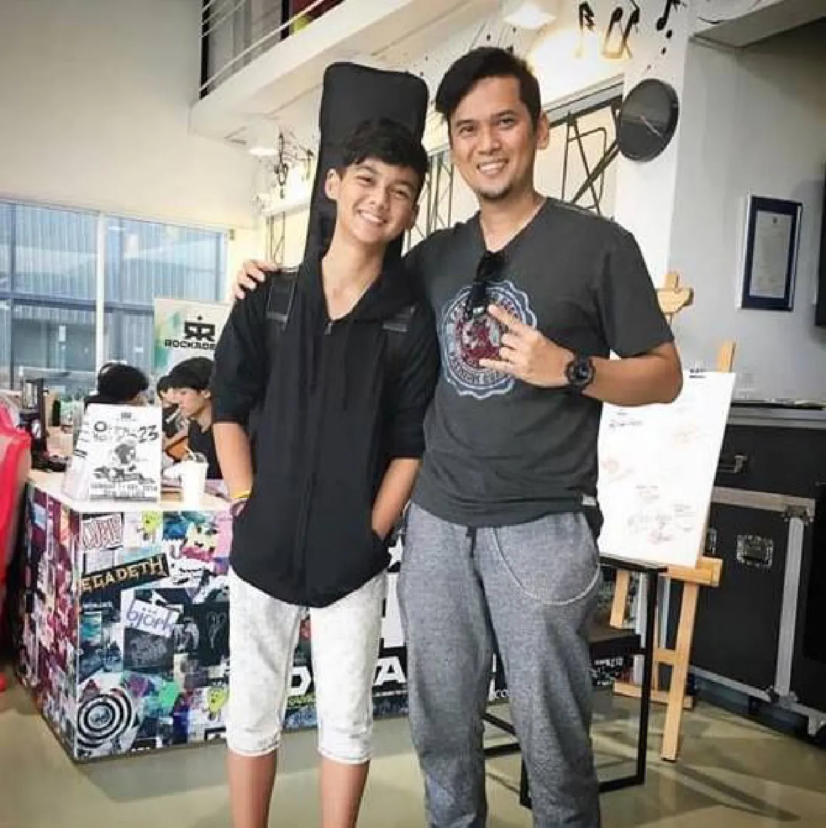 เจ๋งจริงลูกพ่อ! แมว จิรศักดิ์ สุดปลื้ม "น้องทิกเกอร์" เล่นดนตรีงานแรก