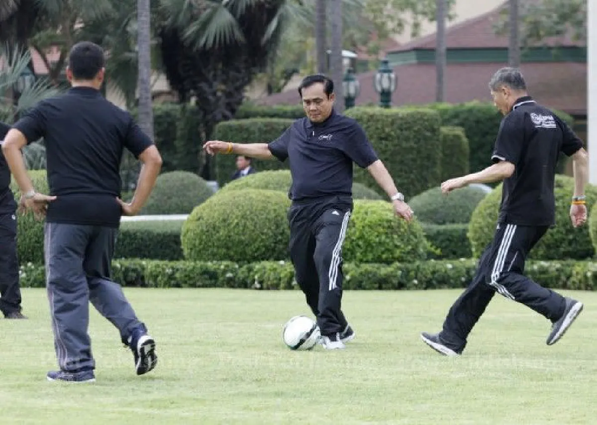 บิ๊กตู่ทุ่มเท!ร่วมเตะบอลหน้าทำเนียบฯ เจอเพื่อนสกัดล้ม