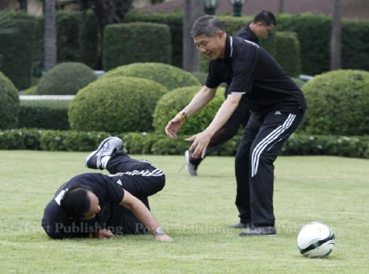 บิ๊กตู่ทุ่มเท!ร่วมเตะบอลหน้าทำเนียบฯ เจอเพื่อนสกัดล้ม